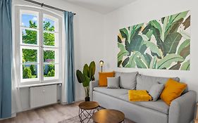 Modern + Stylish For 5: Garden + Kitchen + Parking